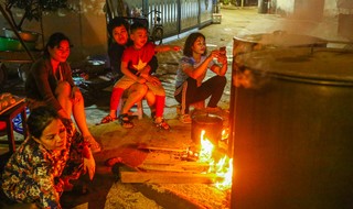 Los hanoisenses se reúnen y permanecen despiertos toda la noche para vigilar la olla de Tet banh chung.