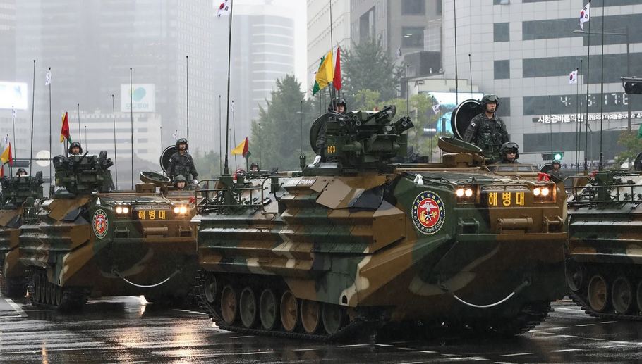 Мир - Южная Корея проводит военный парад