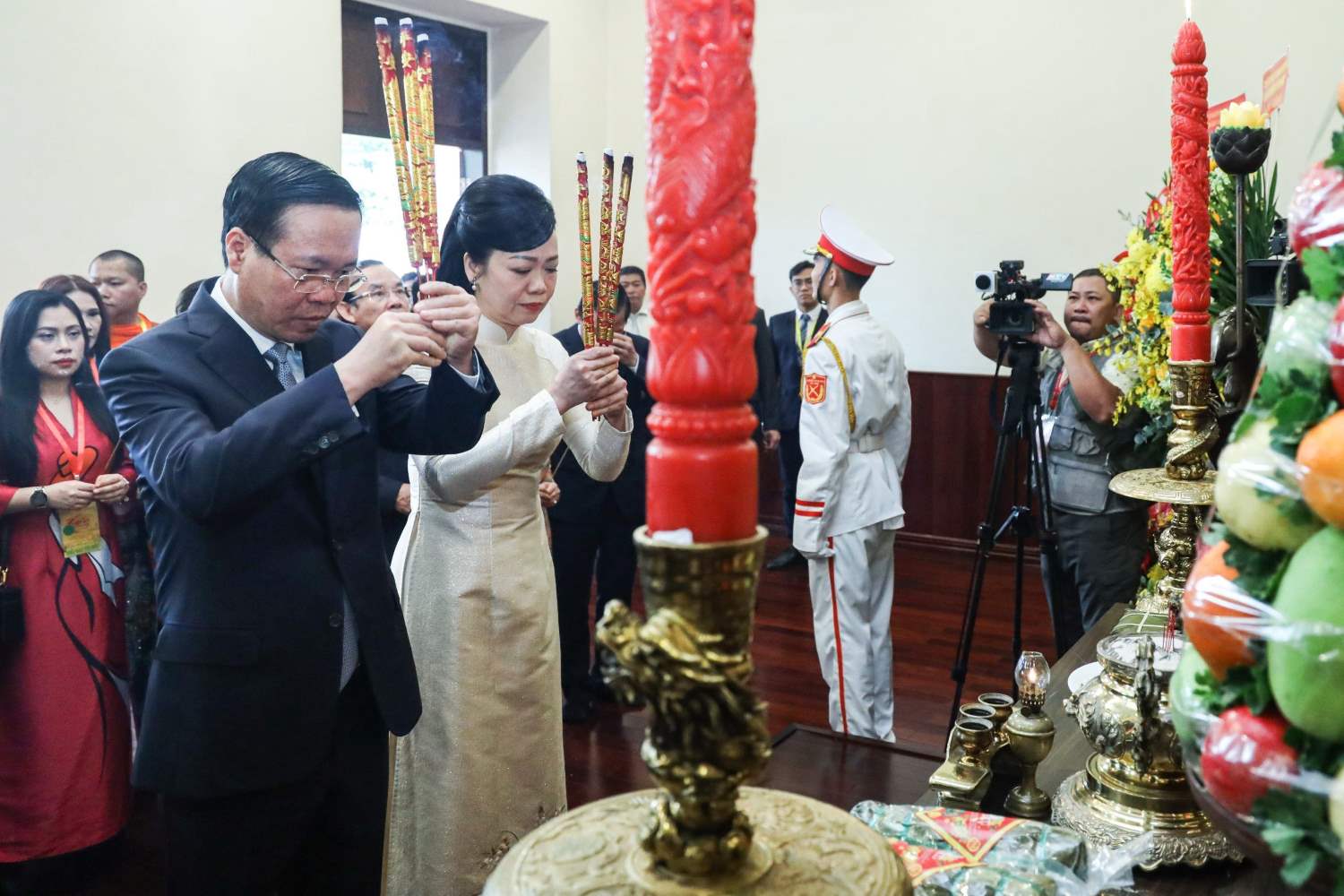 Der Präsident und seine Frau bieten im Ho-Chi-Minh-Museum – Zweigstelle Ho-Chi-Minh-Stadt – Weihrauch an.  Foto: Organisationskomitee