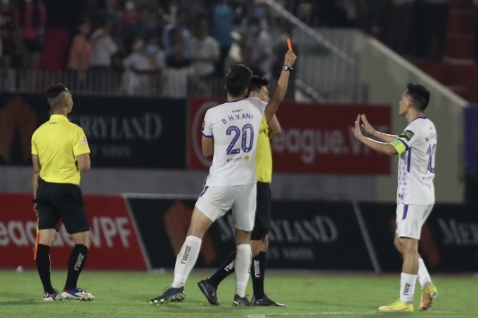 Nguyen Van Quyet telah dilarang bermain dalam 8 pertandingan.