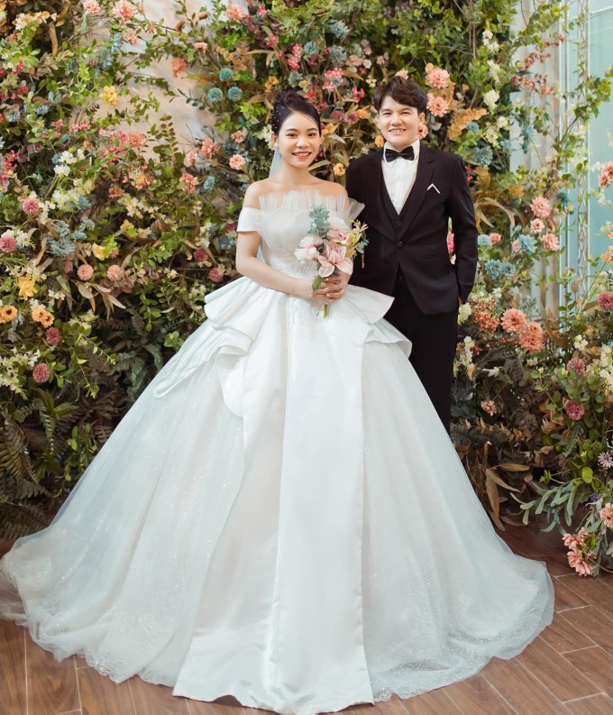 Wedding photo of Tran Thi Thu (right) and Nguyen Thi Thuong. Photo: Facebook/Nguyen Thi Thuong