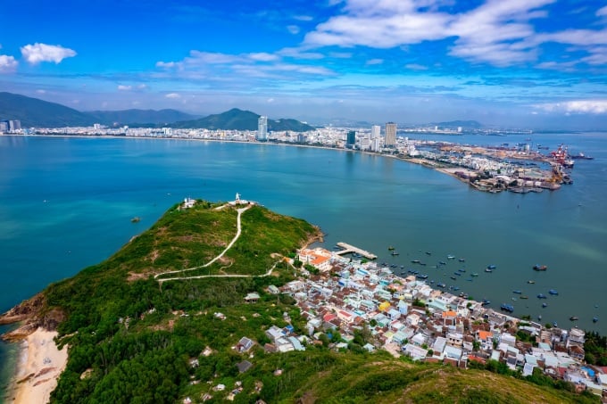 Quy Nhon vu depuis le village de pêcheurs de Hai Minh, au loin se trouve la route côtière de Xuan Dieu - itinéraire de course VM. Photo : Nguyen Phan Dung Nhan