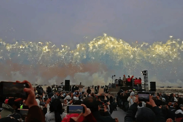 UAV performing fireworks before the incident. (Photo: Sohu)