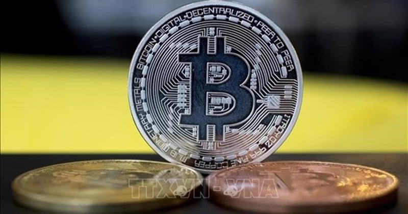 Bitcoin bất ngờ tụt dốc, chạm mốc 69.421,44 USD