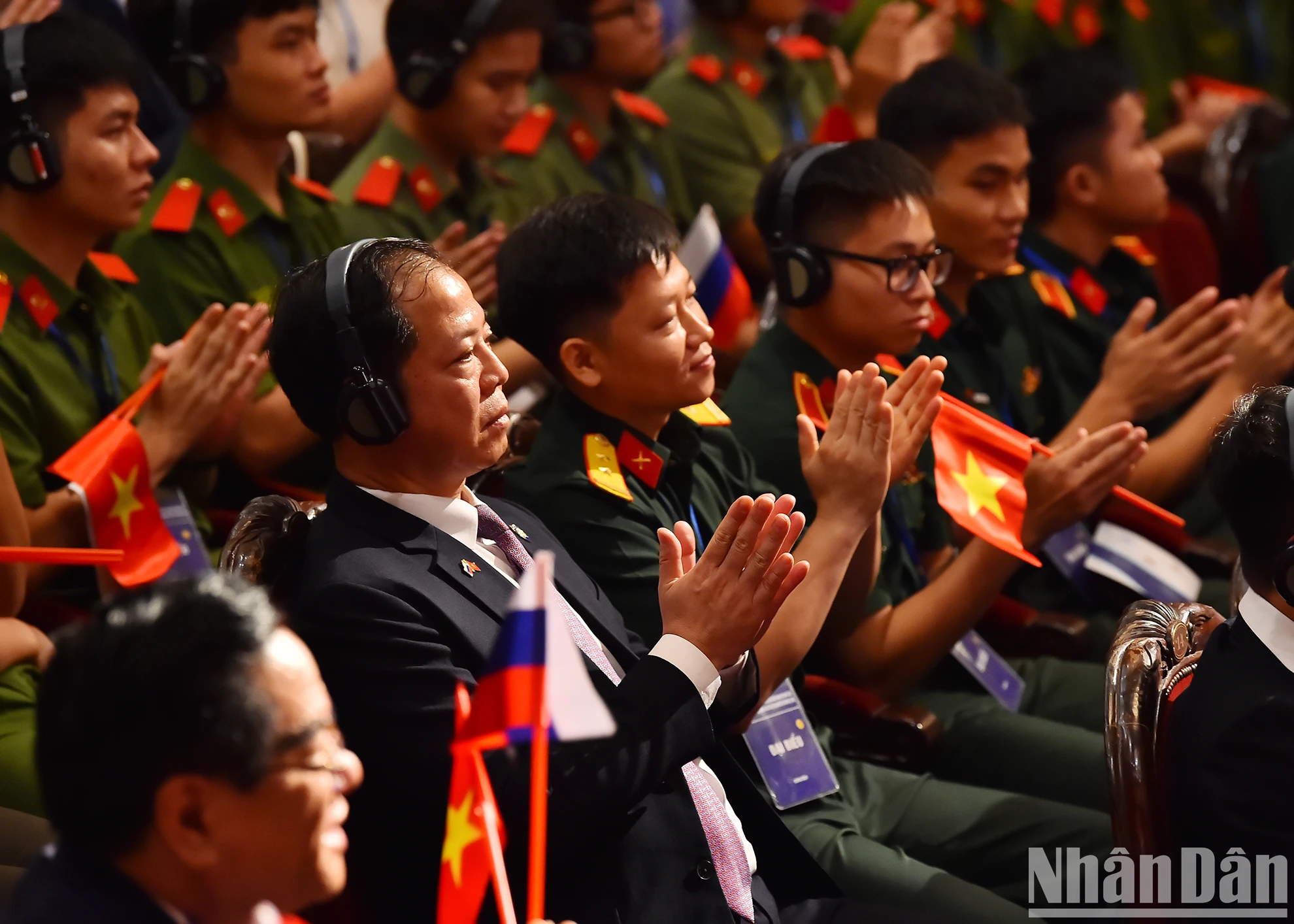 [Foto] El presidente To Lam y el presidente Vladimir Putin se reunieron con líderes de la Asociación de Amistad Vietnam-Rusia y generaciones de ex estudiantes vietnamitas que estudian en Rusia. Foto 3