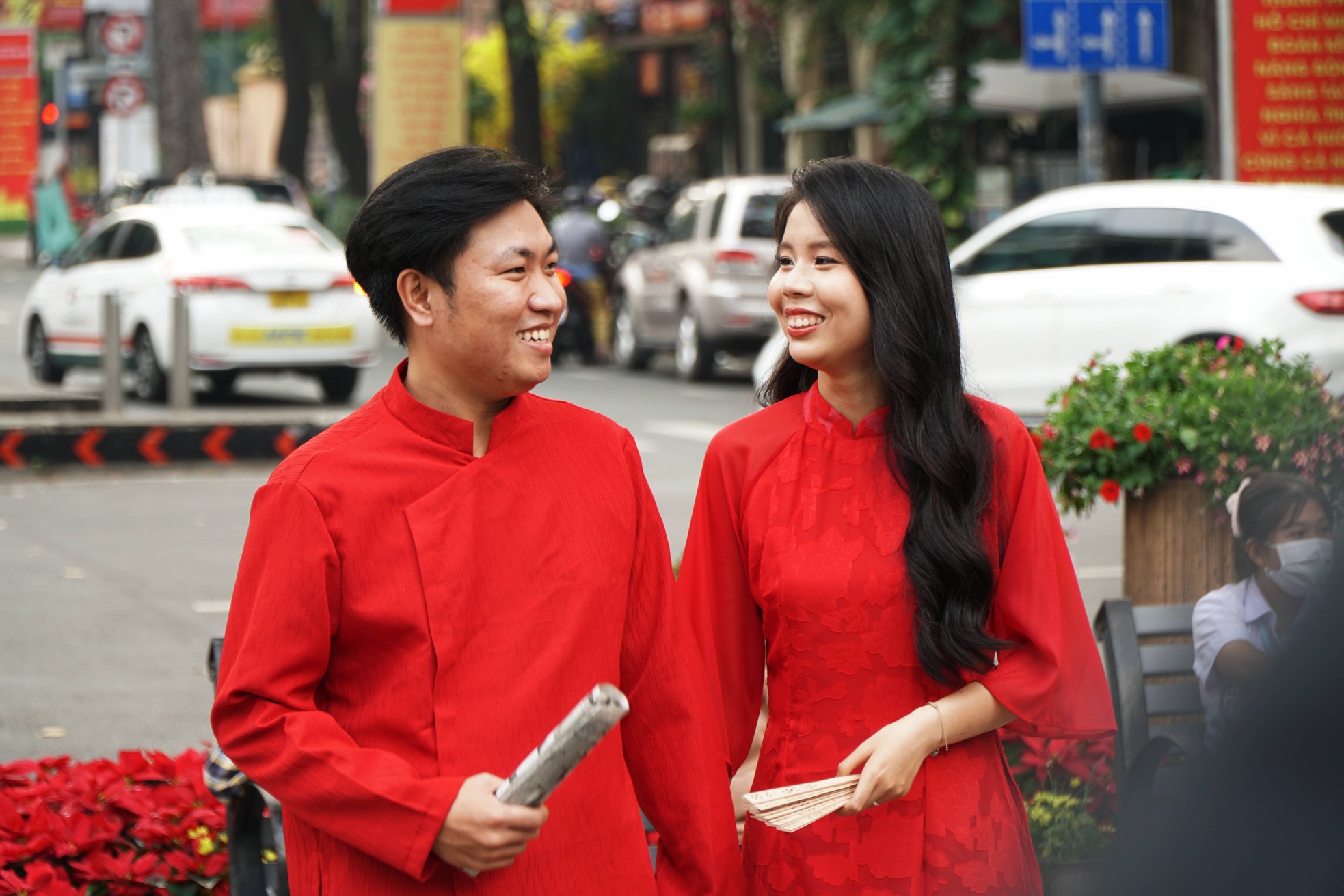 Young people in Tet ao dai 'check-in' at Ben Thanh market photo 13