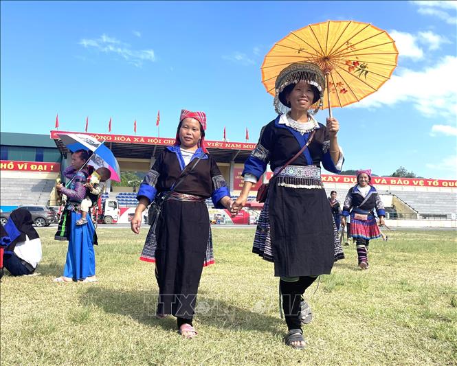 ជនជាតិ Mong នៅ Lai Chau ធ្វើដំណើរតាមដងផ្លូវដើម្បីអបអរសាទរបុណ្យឯករាជ្យ