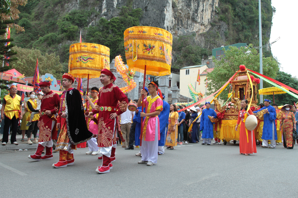 The procession of the Duke departed from the Duke Temple to Le Thanh Tong Street, to Long Tien Pagoda and then returned to the Duke Temple.