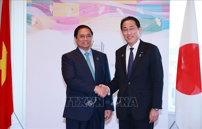 Le Premier ministre Pham Minh Chinh s'entretient avec le Premier ministre japonais Kishida Fumio