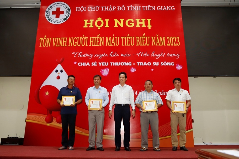 Vice Chairman of Tien Giang Provincial People's Committee Nguyen Thanh Dieu presented commemorative medals to 4 individuals.