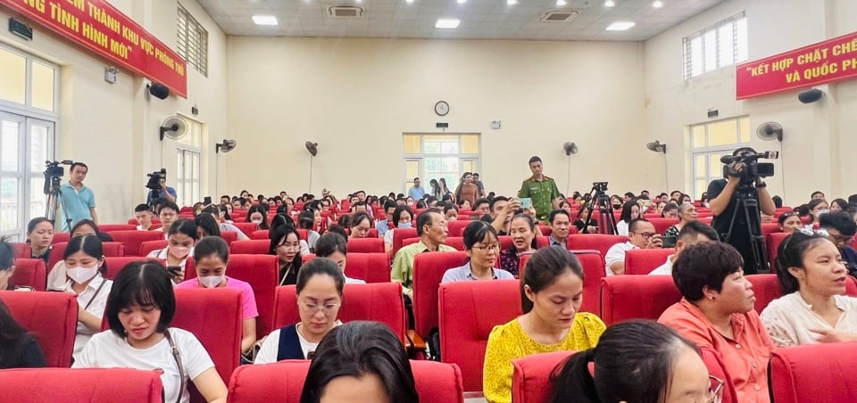 Many parents attended the meeting.