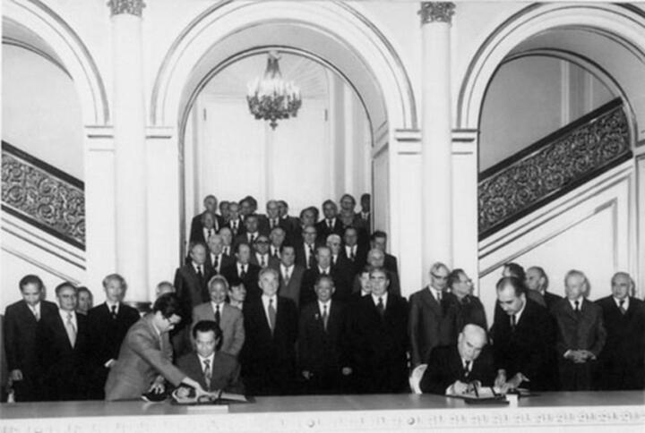 Ceremonia de firma del Acuerdo de Cooperación sobre exploración y explotación de petróleo y gas en la plataforma continental sur de Vietnam en el Kremlin en julio de 1980.