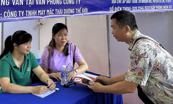 Recruitment counter of Thai Duong World Garment Company Limited, morning of December 17. Photo: Le Tuyet