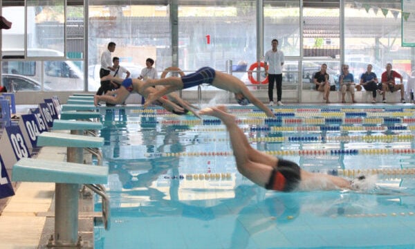 Hanoi fördert die Sozialisierung durch die Organisation von Schwimmunterricht für Schüler.