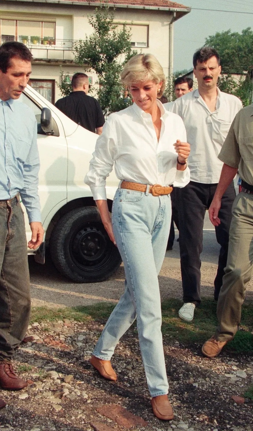 Bí kíp mặc đẹp áo sơ mi trắng và quần jeans xanh - 1