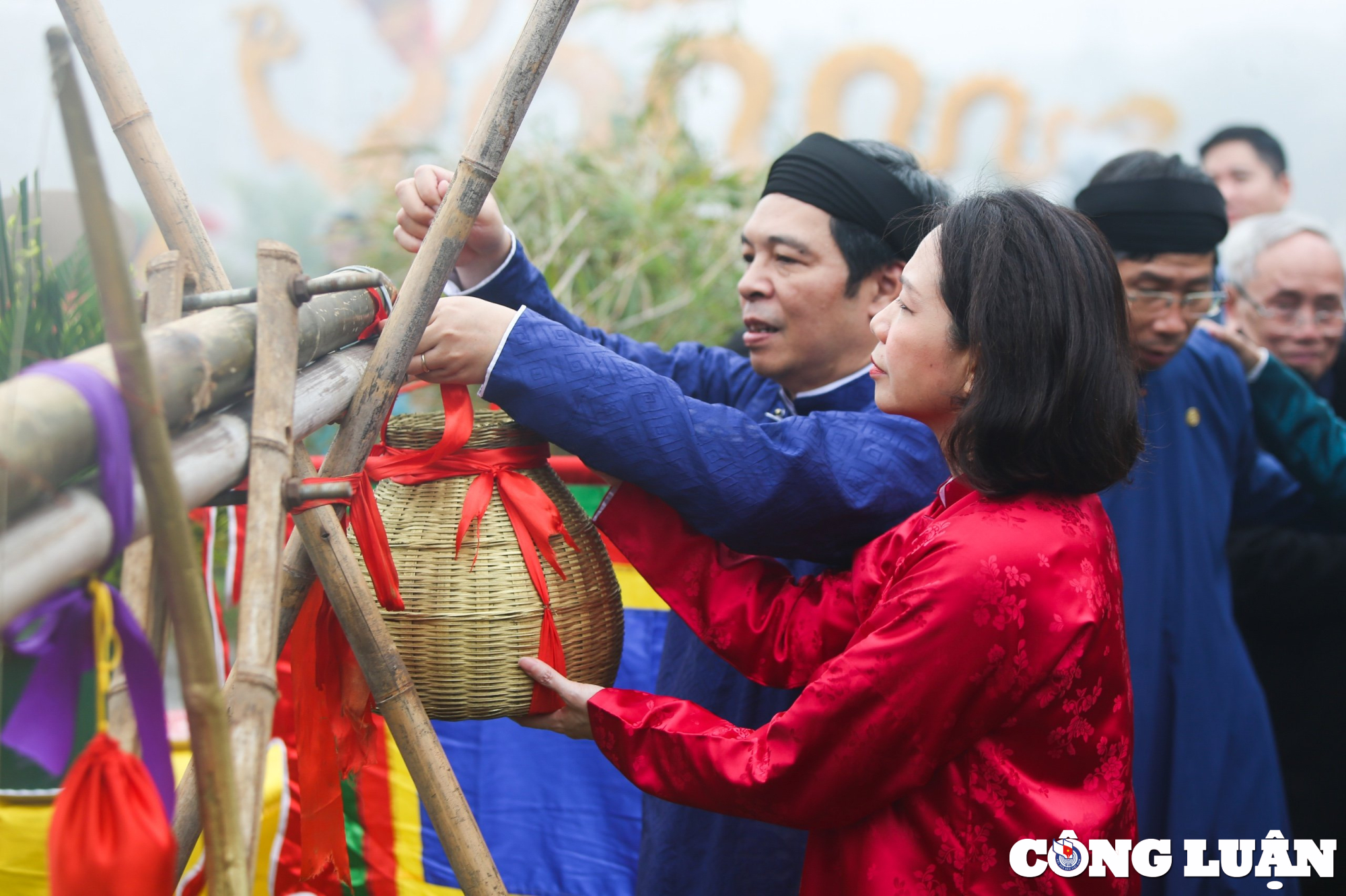 Disfrutando de la carpa dorada en el río Dong Co en Hoang Thanh Thang Long foto 9