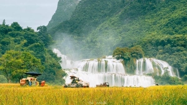 ความงามของภูเขากาวบางและแม่น้ำในฤดูใบไม้ร่วง