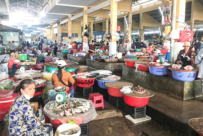 Rush hour but the seafood area of ​​Xom Moi market is very deserted.