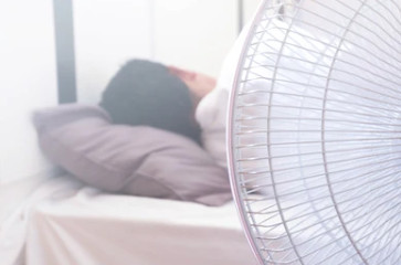 Mẹo dùng quạt độc đáo giúp bạn ngủ ngon trong đêm nóng bức - Ảnh 1.