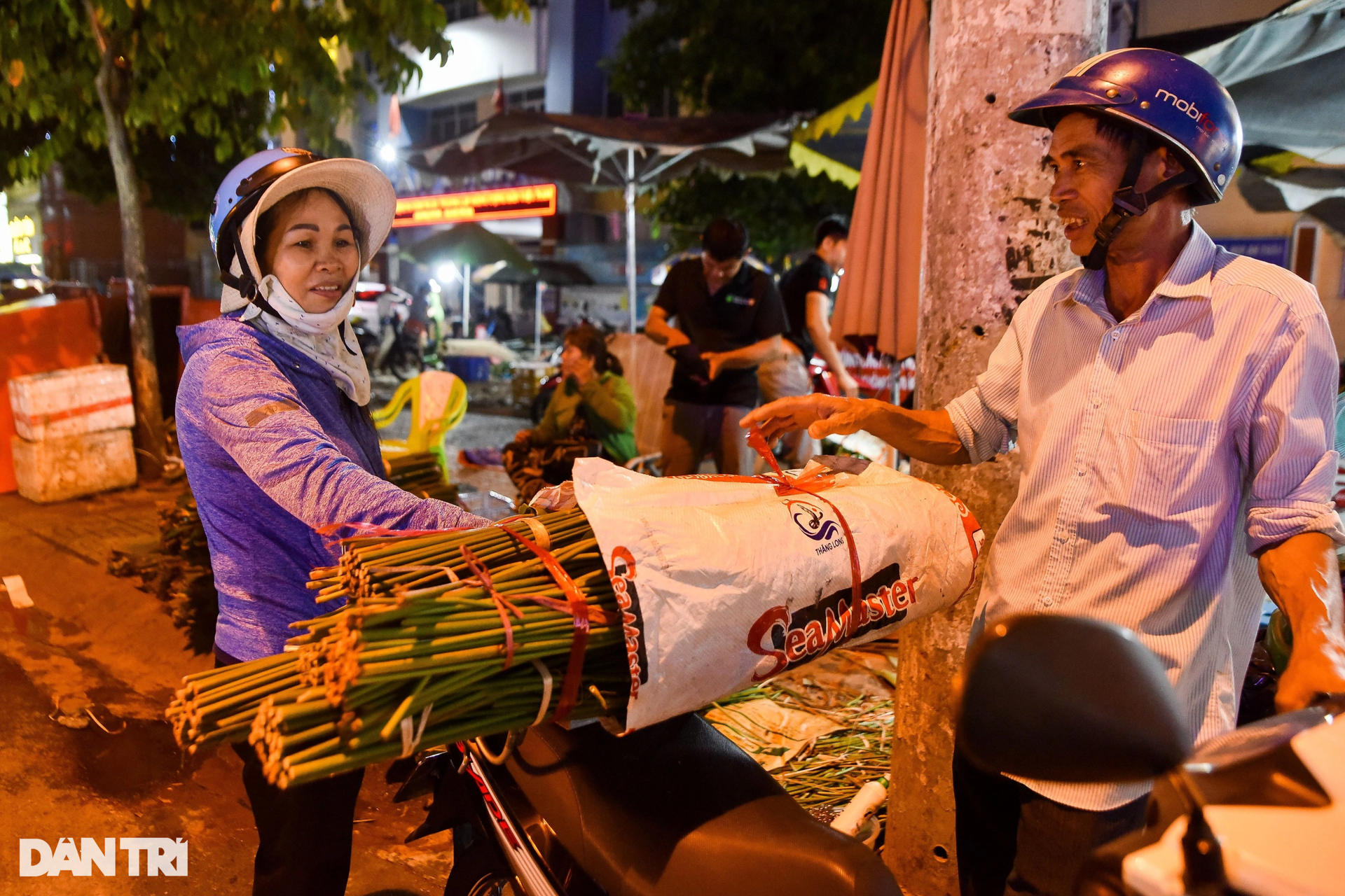 Tiểu thương bán tháo lá dong tại khu chợ một năm mở một lần ở TPHCM - 8