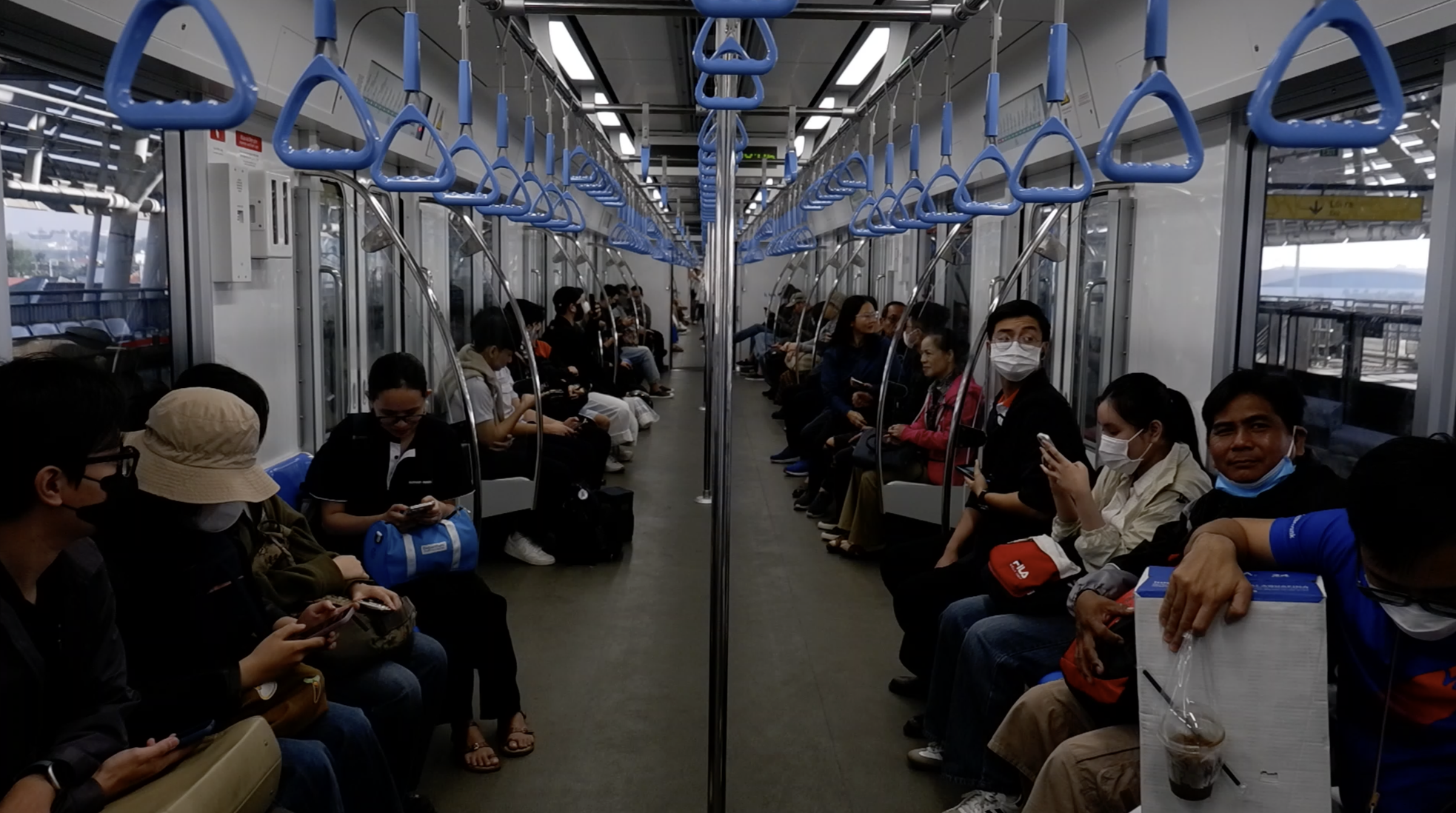 Die Menschen in Ho-Chi-Minh-Stadt fahren zum ersten Mal mit der U-Bahn zur Arbeit und zur Schule und sind froh, weil die Zeit kürzer ist. Foto 4