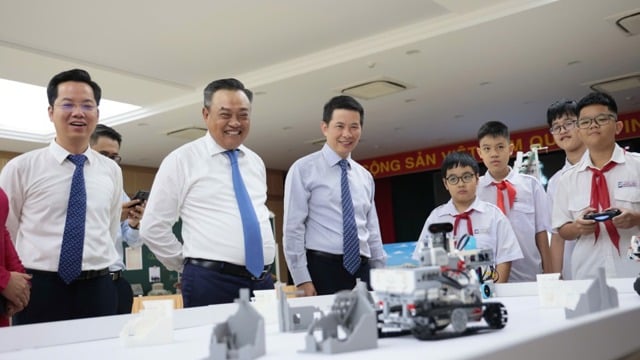 El presidente del Comité Popular de la Ciudad, Tran Sy Thanh, comparte su alegría con los profesores y estudiantes de la escuela secundaria Ngo Si Lien en el día de la inauguración.