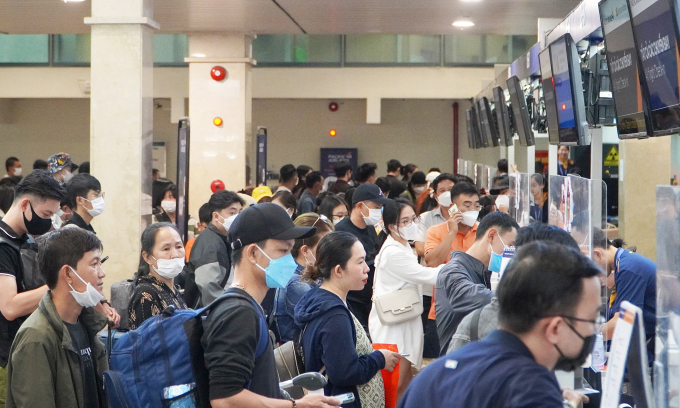 Passagiere warten am Flughafen Tan Son Nhat auf den Check-in. Foto: Gia Minh