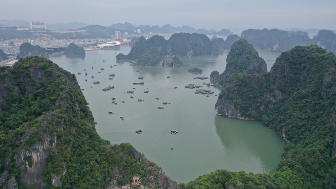 Vịnh Hạ Long được xếp hạng di tích quốc gia đặc biệt ngày 12/8/2009, được UNESCO hai lần công nhận di sản thiên nhiên thế giới nhờ giá trị nổi bật toàn cầu về thẩm mỹ năm 1994 và giá trị địa chất - địa mạo năm 2000. Ảnh: Ngọc Thành