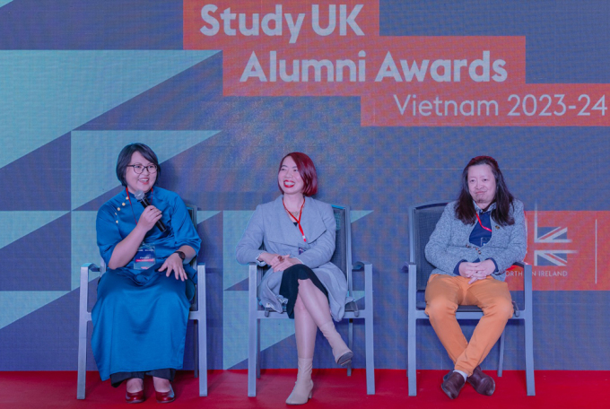 Truc (portada izquierda) con otros ganadores de categorías de premios en la ceremonia de premios del British Council en Hanoi en la noche del 1 de marzo. Foto: BC