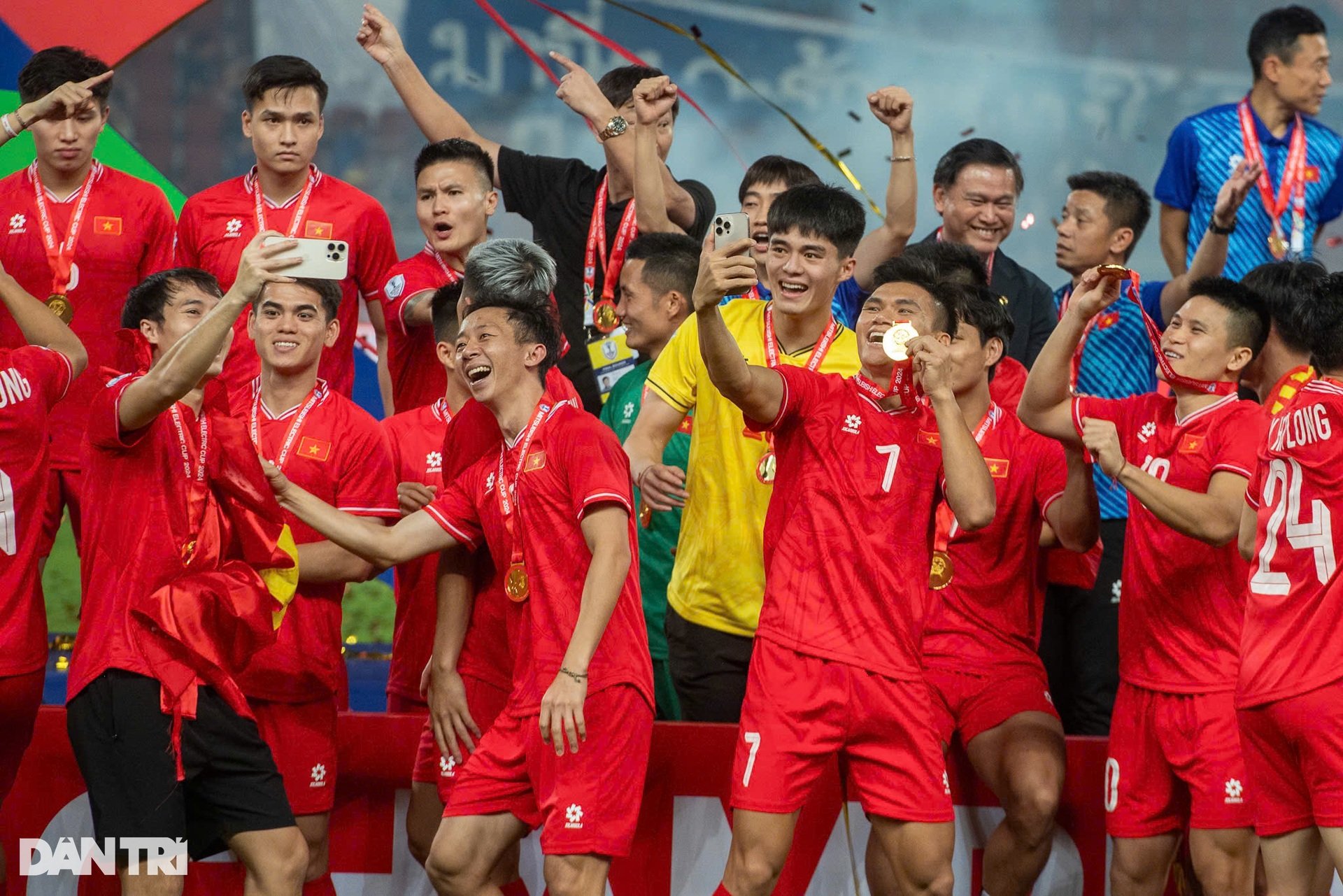 Hình ảnh tuyển Việt Nam vô địch AFF Cup 2024 đầy thuyết phục trước Thái Lan - 16