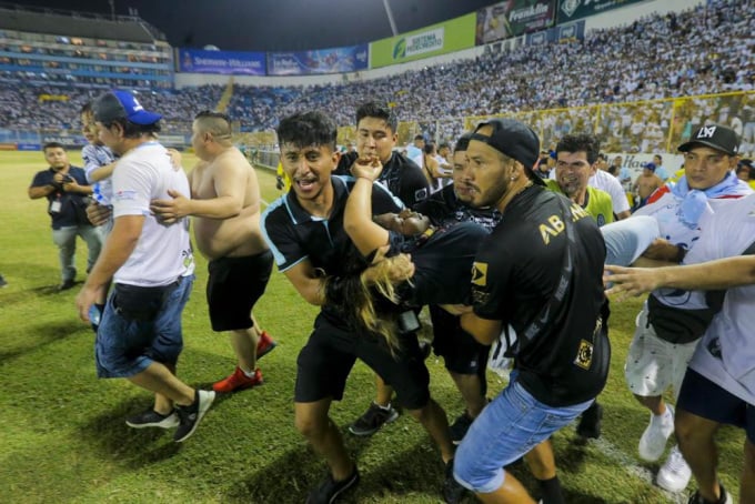 Un supporter est transporté hors du stade Cuscatlan dans la capitale Salvador, le 20 mai. Photo : AP