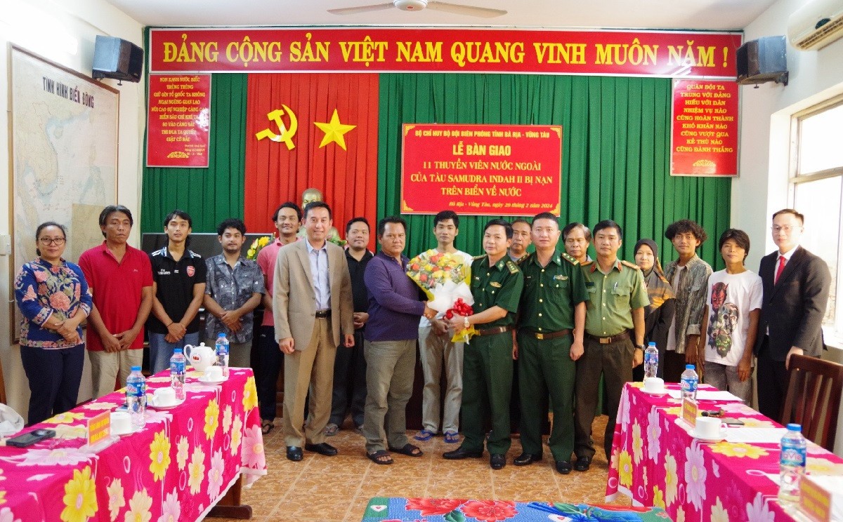 Cơ quan chức năng tỉnh Bà Rịa - Vũng Tàu bàn giao 11 thuyền viên nước ngoài bị nạn, trở về nước. (Ảnh: Anh Danh)