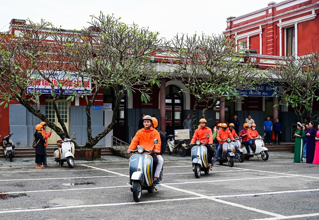 Huế đón đoàn khách xuyên Việt trên chuyến tàu lửa hạng sang  - Ảnh 3.