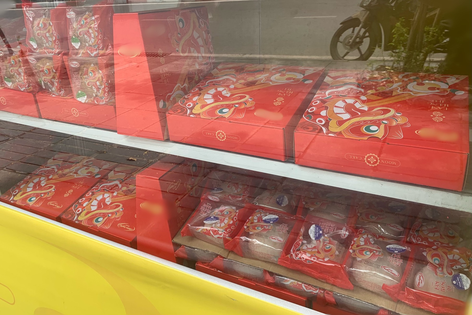 Mooncakes 'hit the streets' early, waiting for customers to buy photo 4