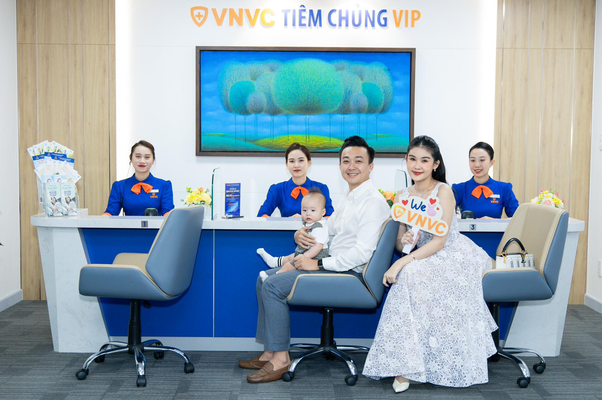 VNVC 8 năm mang vắc-xin chất lượng cao đến người dân- Ảnh 1.