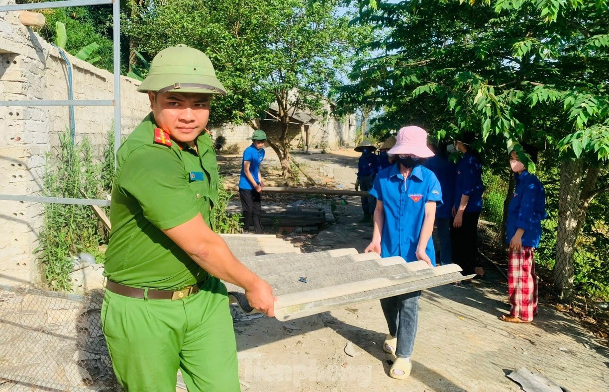 Beautiful images of green shirt volunteers contributing to the 500kV line project, circuit 3, photo 10