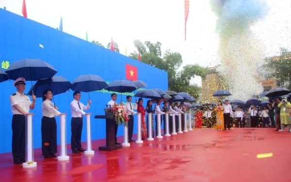 Cérémonie d'ouverture officielle de la porte-frontière bilatérale de Hoanh Mo (Vietnam)