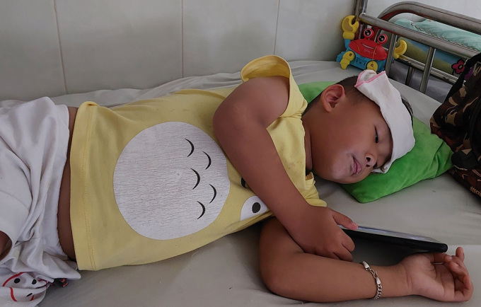 A hand, foot and mouth disease case is being treated at the Maternity and Pediatrics Hospital of Ca Mau province. Photo: An Minh