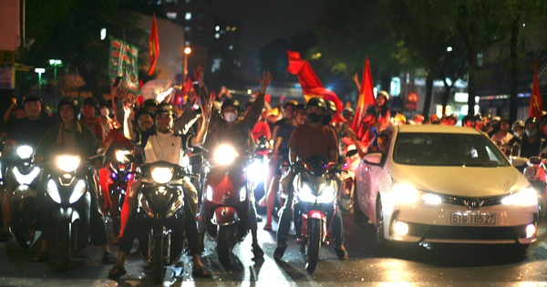 Ho Chi Minh City residents "go storm" but not in a hurry