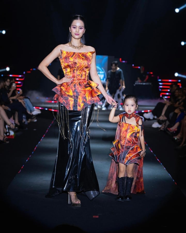 When performing with actress Huyen Trang, the child model was not nervous at all but on the contrary, full of confidence, charisma and courage.