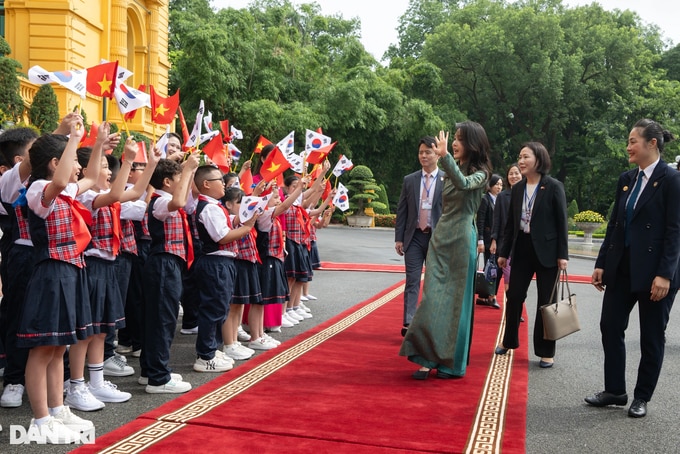 Đệ nhất phu nhân Hàn Quốc Kim Keon Hee duyên dáng với áo dài Việt Nam - 3