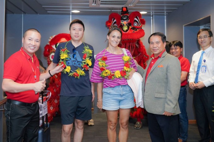 Representatives of Vietjet and Da Nang airport welcomed the first passengers on the flight from Hong Kong to Da Nang on July 2. Photo: PHOTOGRAPHER'S NAME ANNOUNCED