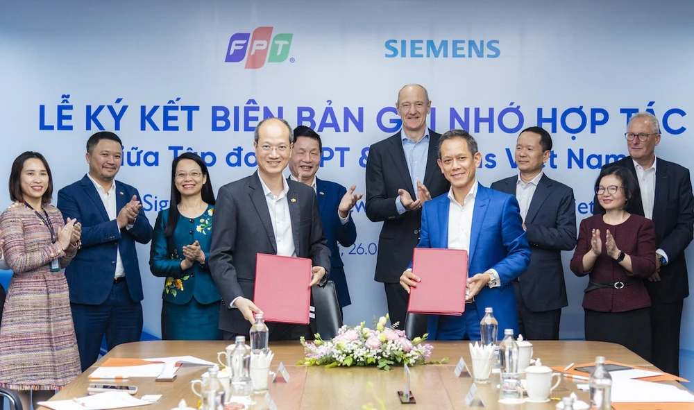 Siemens representative, Mr. Pham Thai Lai, President and CEO of Siemens ASEAN and Vietnam signed a memorandum of understanding on cooperation with FPT Group representative - Mr. Nguyen The Phuong, Deputy General Director of the Group.