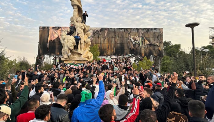 Les rebelles renversent le président Assad, le Premier ministre appelle à des élections libres