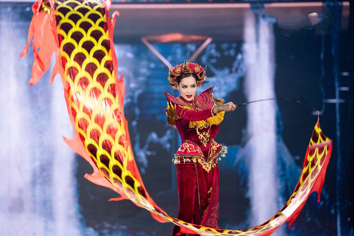 Ле Хоанг Фыонг привезла на арену конкурса Miss Grand International 2023 наряд под названием Rising Dragon (Vu Khuc Thien Long).