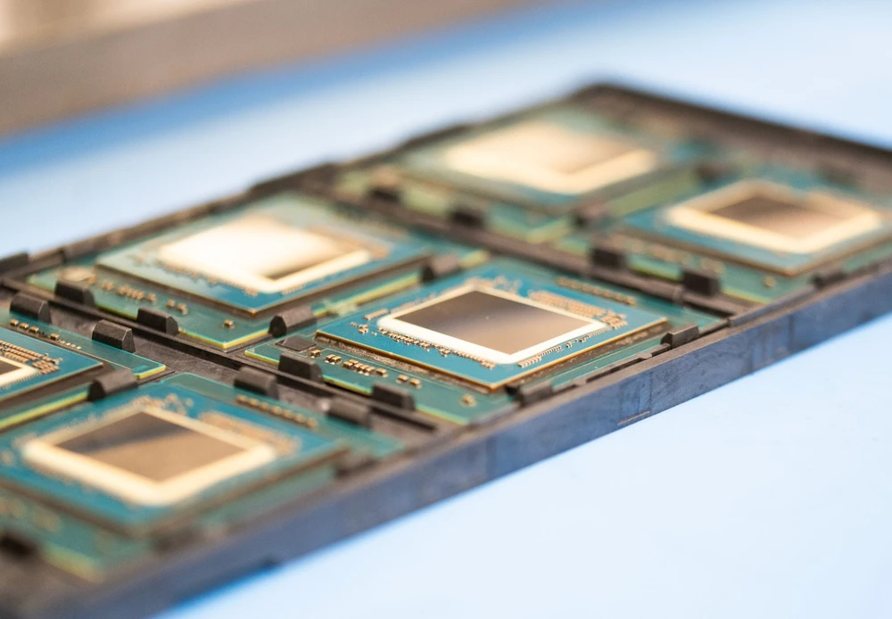 intel-costarica-5thgen-xeon-3-887.jpg