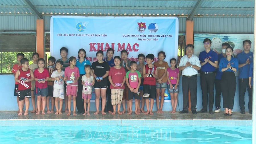 Clases de natación gratuitas para niños en situaciones difíciles