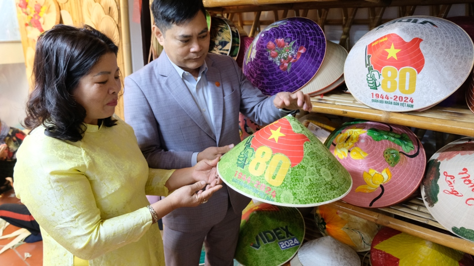 Chapeaux coniques produits par des artisans du village de Chuong (district de Thanh Oai, Hanoi).