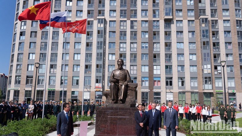 ロシアのサンクトペテルブルクにおけるホーチミン主席像の除幕式（写真3）