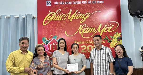 Quỹ "Chung một tấm lòng" của HTV cùng NSND Kim Cương trao quà tết cho Ban Ái Hữu Nghệ sĩ TP HCM